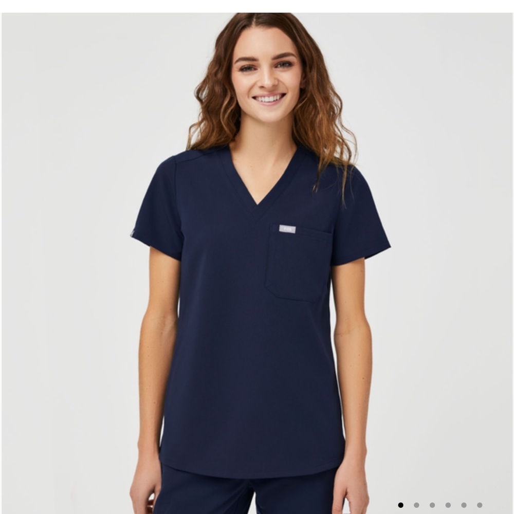 FIGS Catarina One-Pocket Scrub Top - Navy Size M